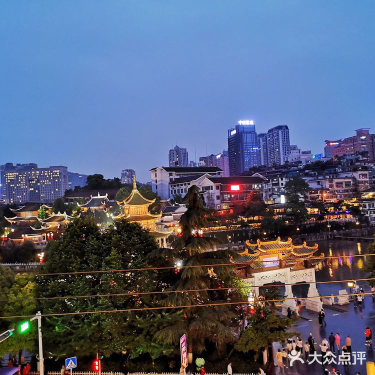 嘞就是贵阳 边吃包整边看甲秀楼