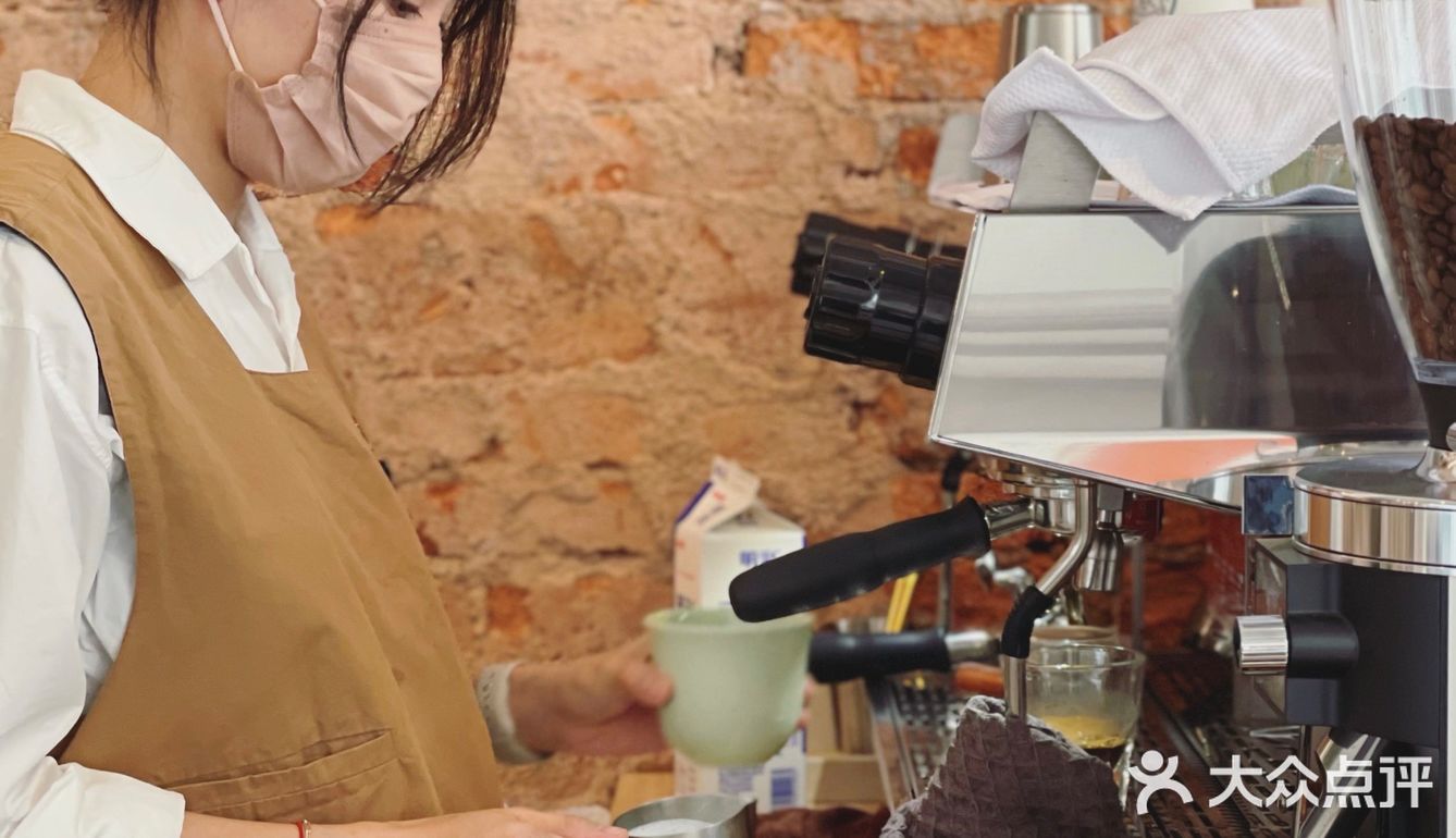 啡飲半醺，似苦若甘，以克苦淬煉著幸福的厚度。