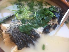 688的鱼头煲-千岛湖鱼味馆(十字街总店)