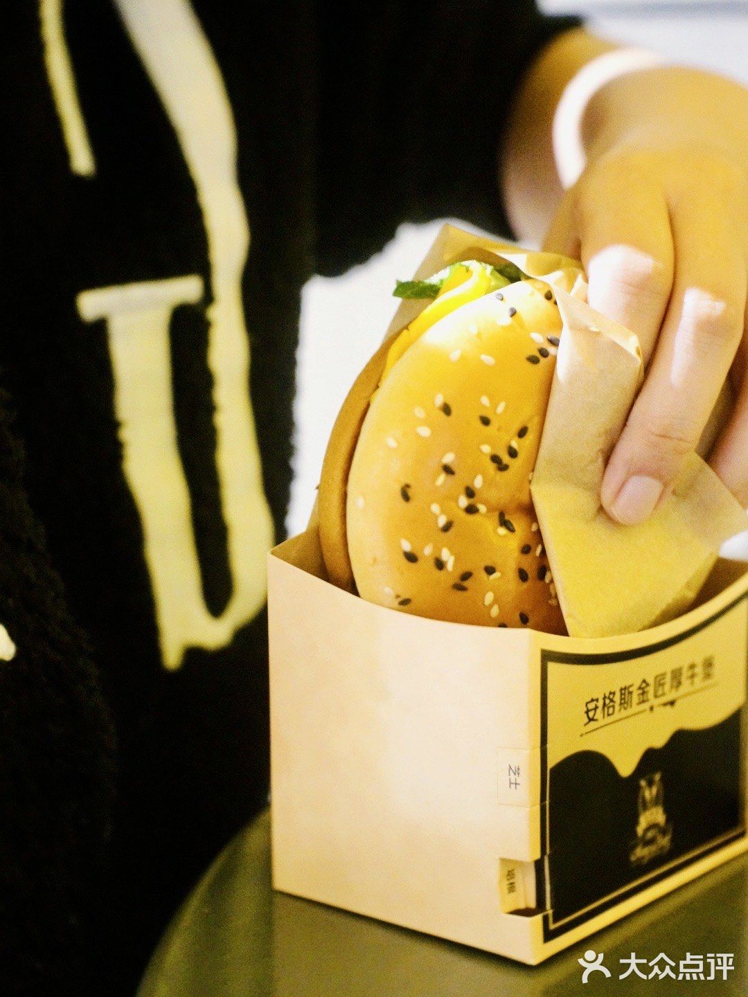 跟着豆豆吃｜敷🧀芝士面膜的安格斯MAX厚牛堡！嫩到爆！