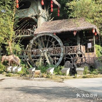 这个地方挺美的，玩的地方也挺多的，有玩雪的