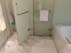 -上海滴水湖皇冠假日酒店