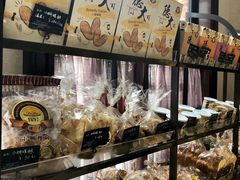 面包甜点陈列柜-东海咖啡馆
