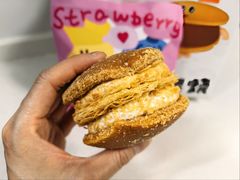 酥酥莓莓白脱冻啃烧-泽田本家·铜锣烧(美罗城店)