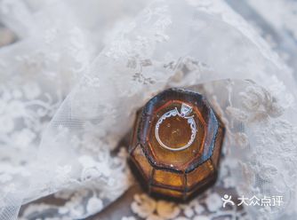 对于好看的钻戒，女人永远是拒绝不了的
