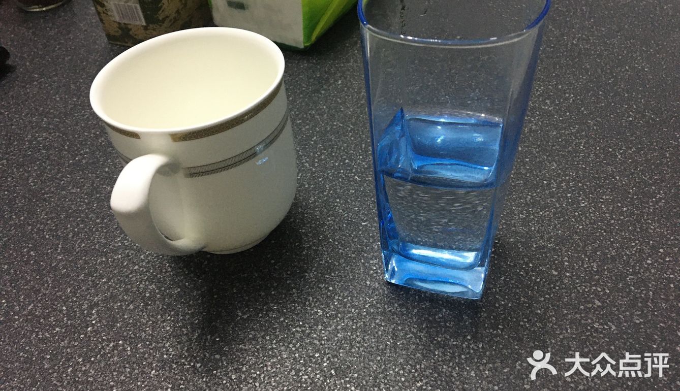 冬天的时候用来喝还有一些酒杯，茶壶都是是玻璃制成