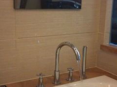 正方元锦江国际酒店的浴室电视-郑州正方元国际酒店