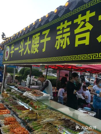 晚上没事儿，去学府四夜市逛一逛，买点羊肉串，牛肉串
