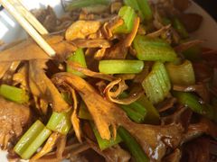 肉炒栗树蘑-翼松楼餐厅