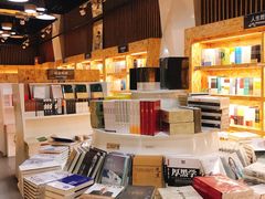 -新华里咖啡书吧(新华书店小寨店)