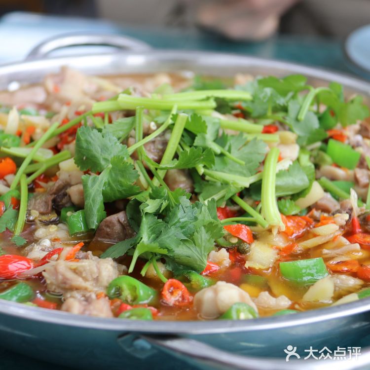 来吃老街兔 家的鲜锅兔咯