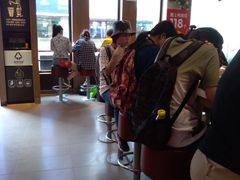 等位区-麦当劳(东急新天地店)