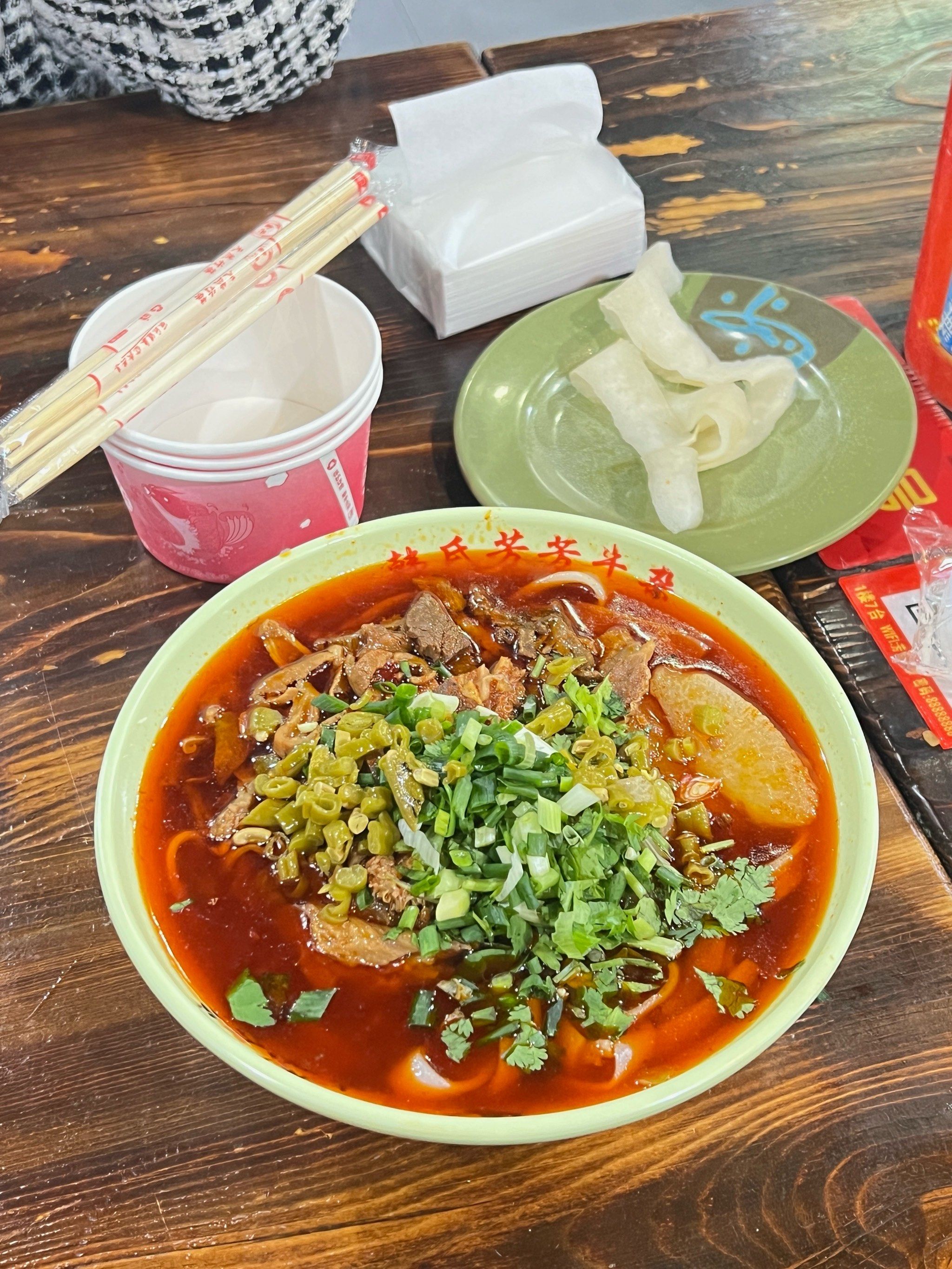 这个牛杂粉真的是超级惊艳,店里面是可以单独的烫粉烫面,也可以在那吃