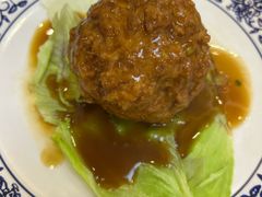 鸭蛋黄狮子头-春水锅贴·传统鲁菜(大明湖店)