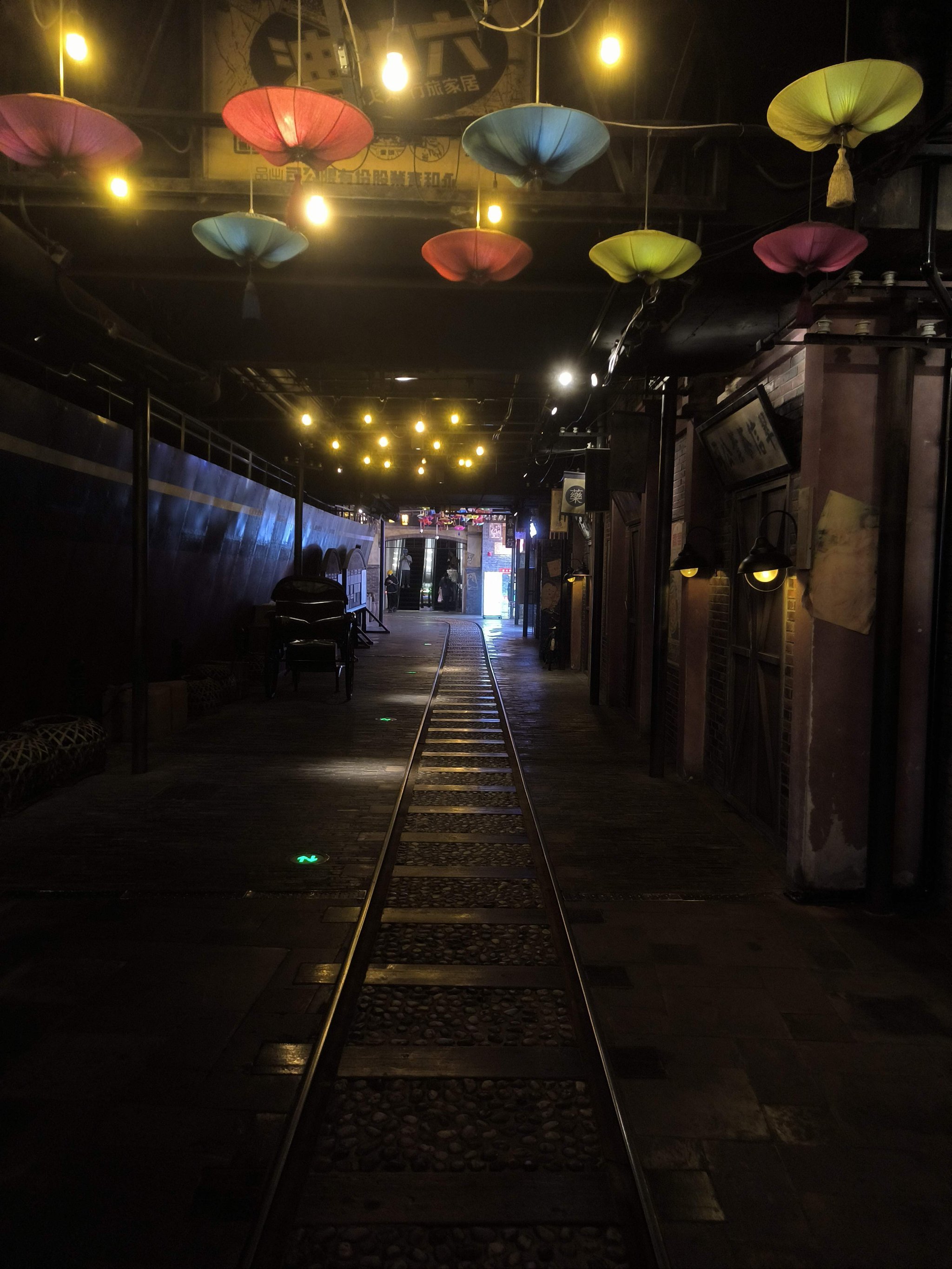 充斥着中式恐怖美感的风情街