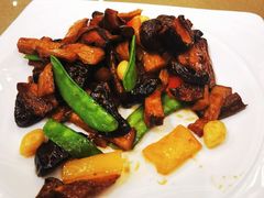 鸡枞菌炒蒜香肉-金翠皇宫粤菜·点心·海鲜(科技园店)