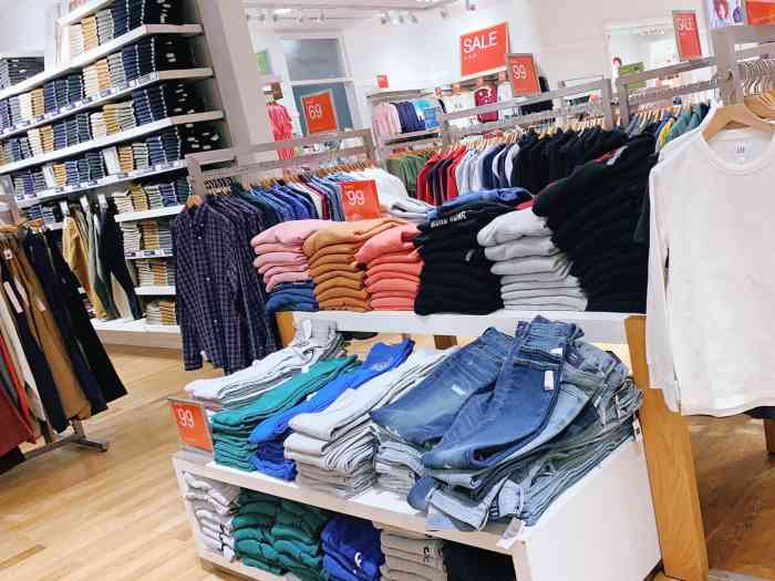gap美国休闲品牌中华城一楼店面很大工作人员也挺多的整个门店分为