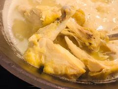 浓厚原只鸡煲花胶汤-鲜入围煮花胶鸡海鲜火锅