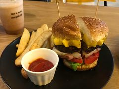 嫩煎澳洲牛肉汉堡-HELLO 27 意面·沙拉·帕尼尼