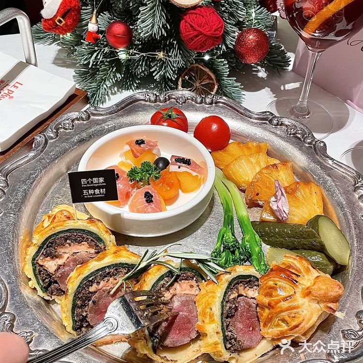 这家西餐厅的圣诞氛围浓度达到了1000%