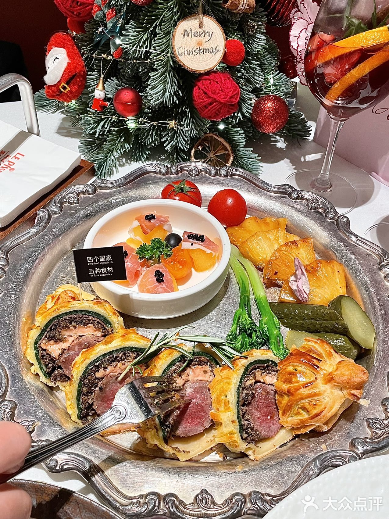 这家西餐厅的圣诞氛围浓度达到了1000%