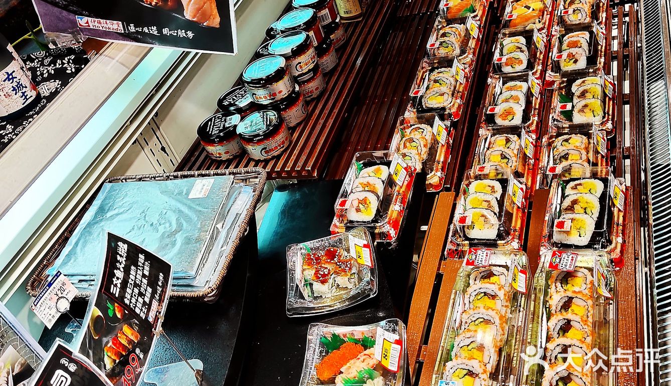 紧紧追随贴标签的店员[加油]