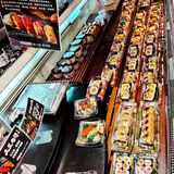 紧紧追随贴标签的店员[加油]