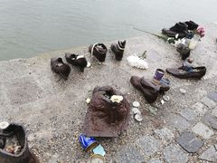 -多瑙河畔鞋履雕塑