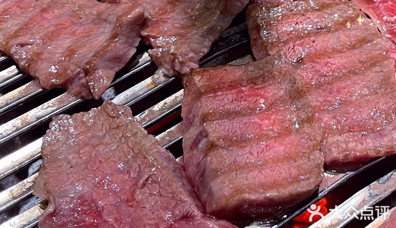 一口就炸裂了口腔。无敌好吃了！海鲜葱饼：虽然我不爱吃葱