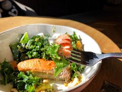 煎三文鱼牛油果色拉-Wagas沃歌斯(大学路店)