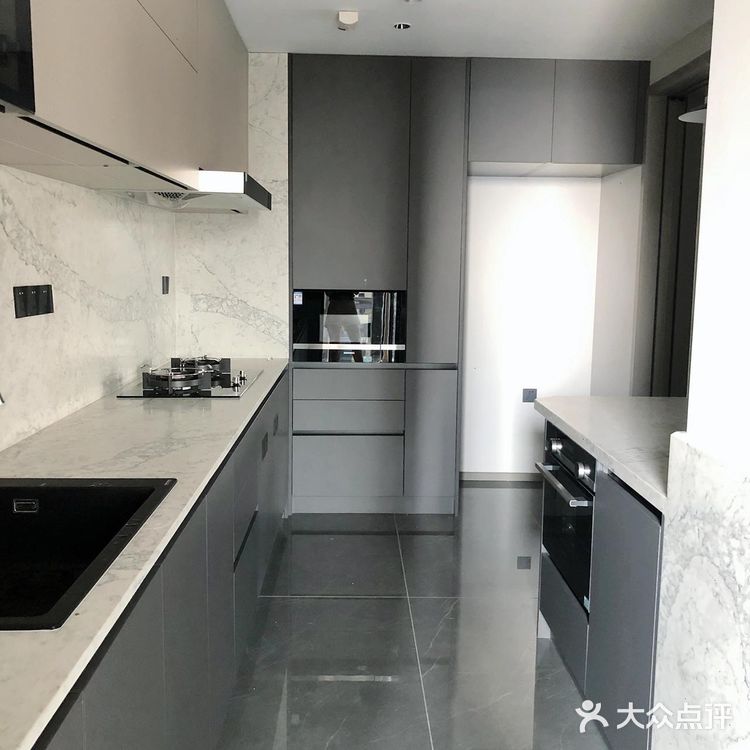 窗台、窗边也全部采用石英石上墙