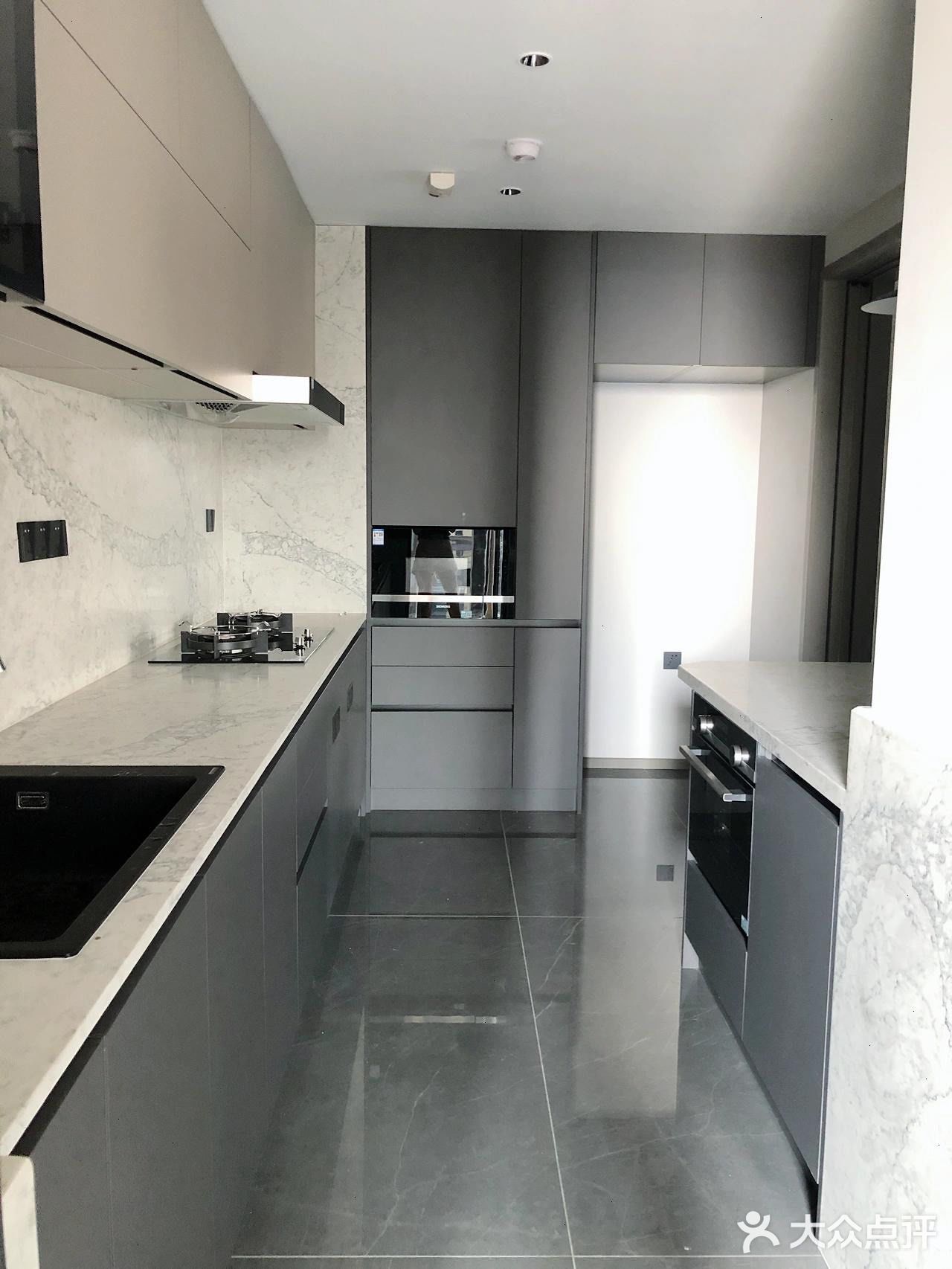 窗台、窗边也全部采用石英石上墙