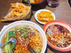 张飞牛肉面-爆炸头阿姨小四川正宗川味小吃(无任何分店)