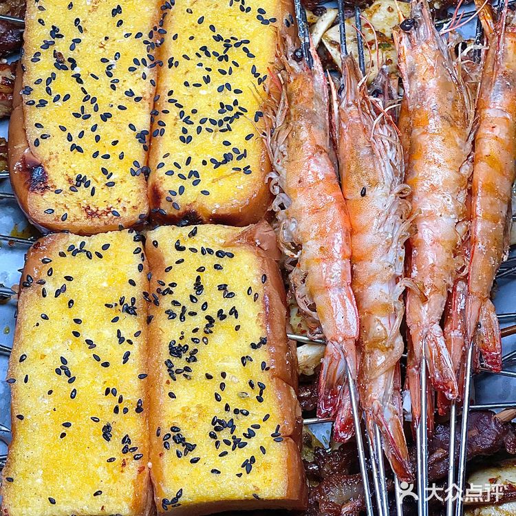 深圳开到凌晨两点的氛围感烧烤酒馆……