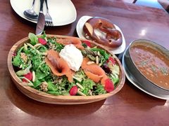 烟熏三文鱼藜麦沙拉配面包圈-Brotzeit博璨德国啤酒餐厅(亮马桥官舍店)