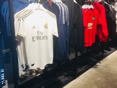 -阿迪达斯(百联徐汇商业广场运动旗舰店)