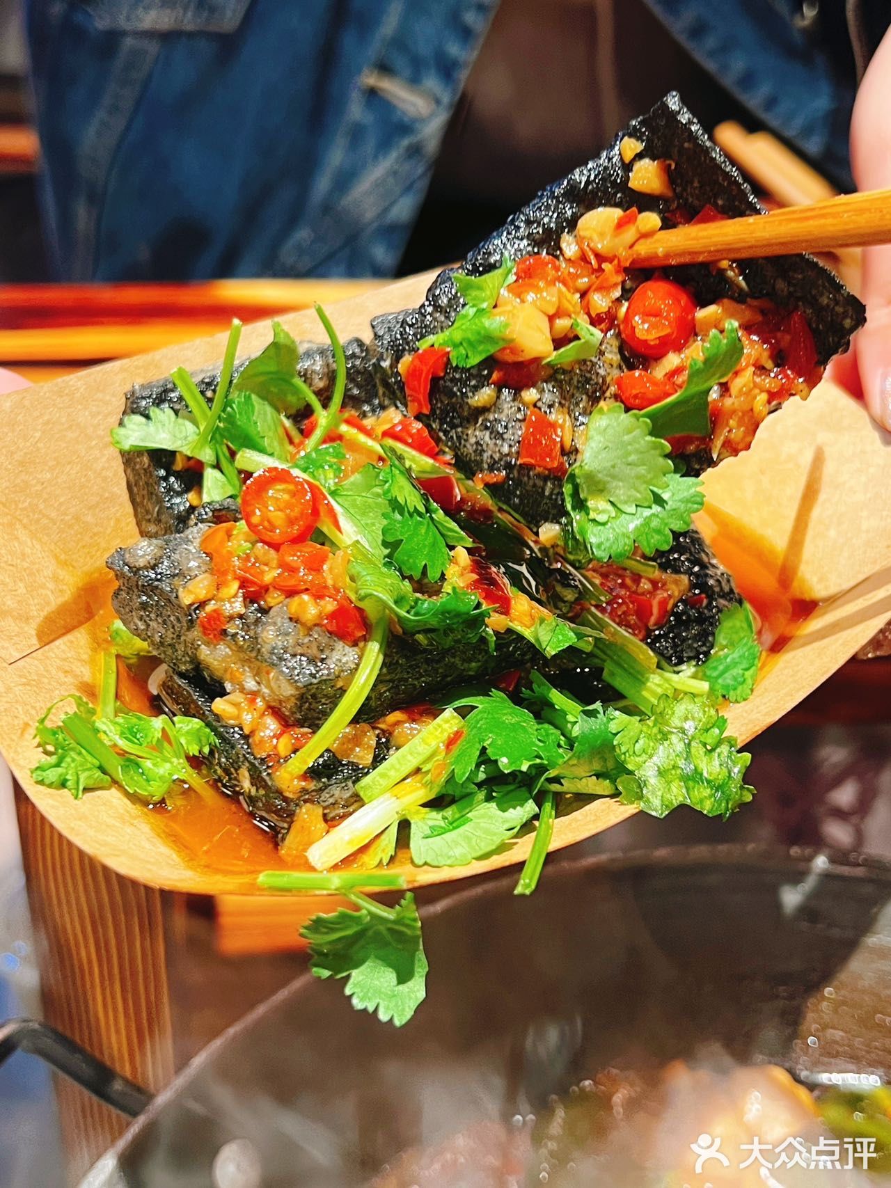 藏在小区里的湖南味｜板凳上的饭桌