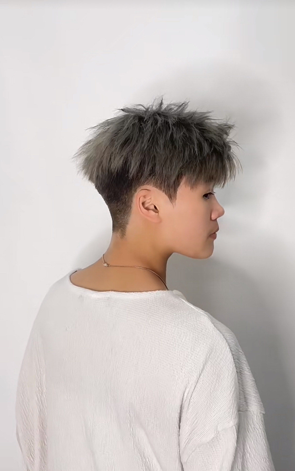 男士发色青灰色