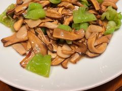 花椒尖炒鲜牛肝菌-一坐一忘云南菜(北京skp店)