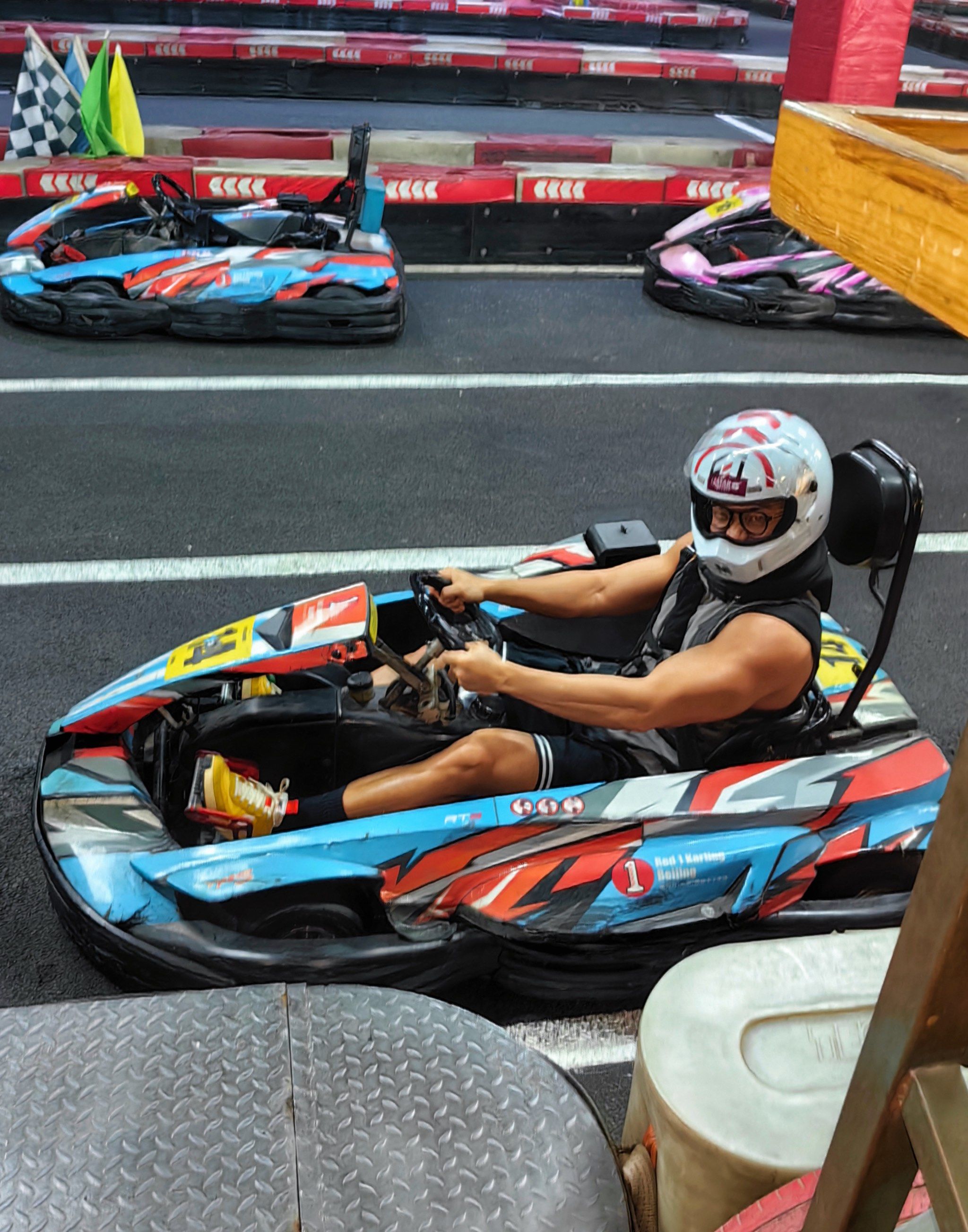 今天是肌肉卡丁车男孩!