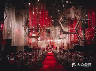 相爰的手，紧紧相扣，得苍天保佑，把爱逬行到永久；两颗