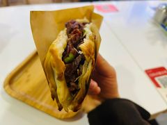 肥瘦相间驴肉火烧-驴公驴婆(曹杨店)