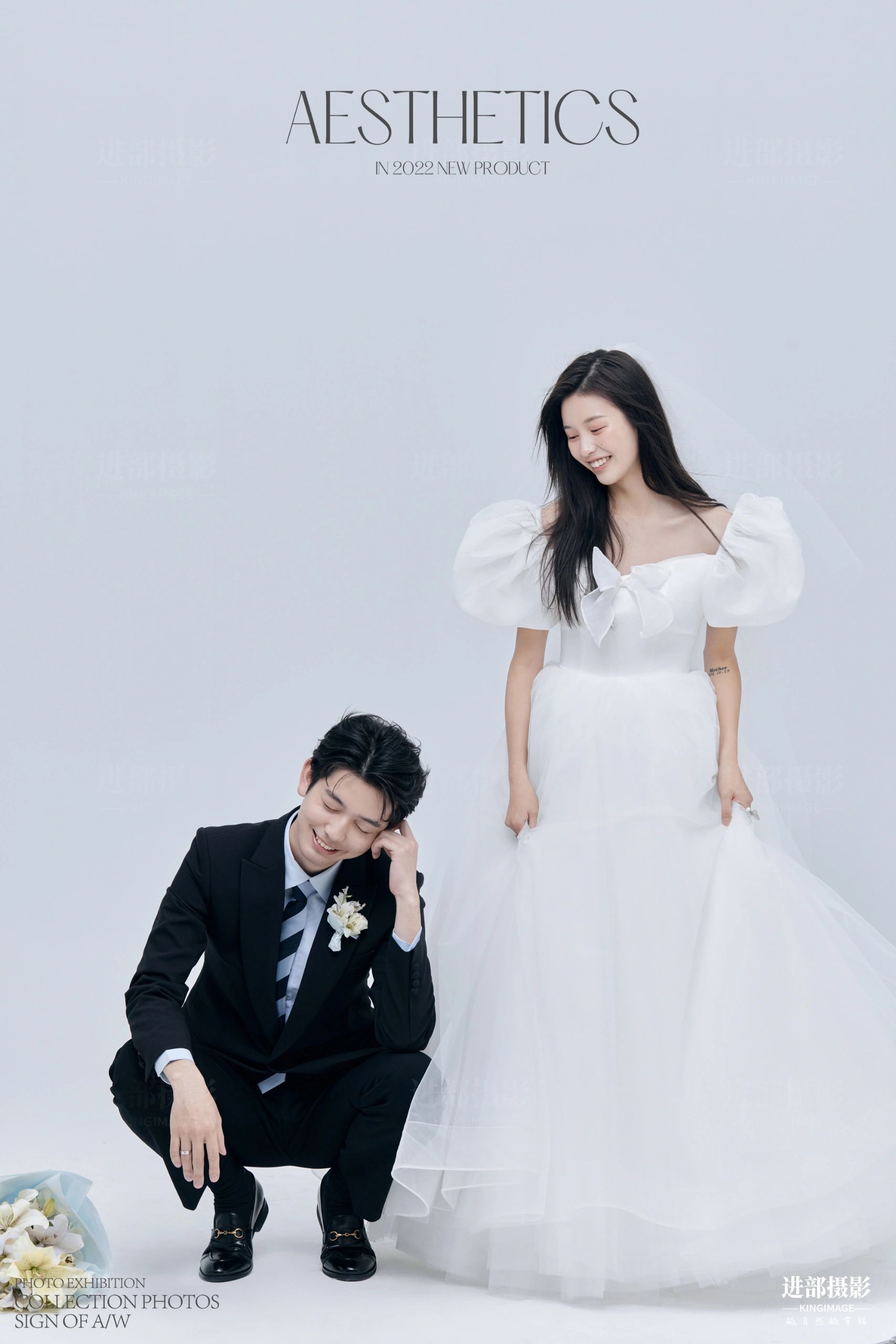 室内主纱婚纱照
-
纯白主纱搭配黑色西装
最简单的颜色呈现出最