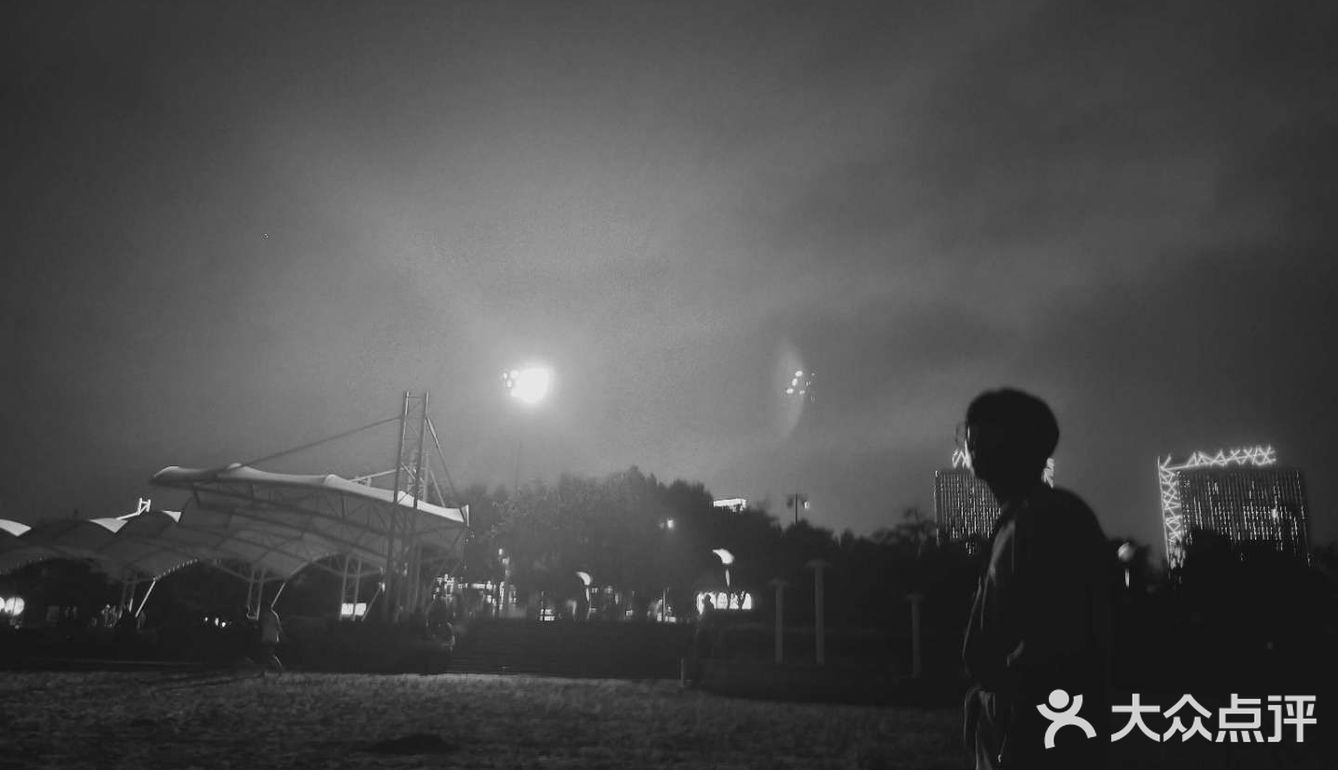 位于西海岸新区凤凰岛。南濒黄海