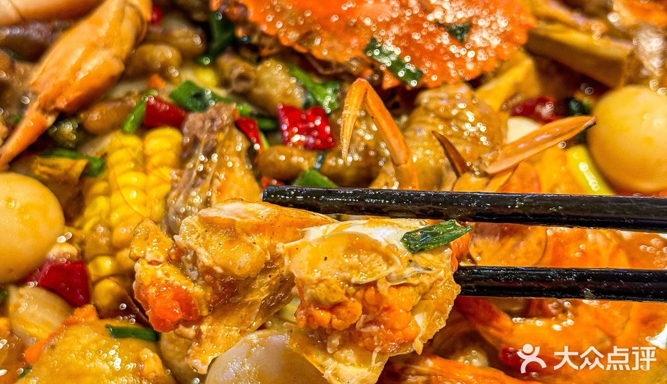 这么多年味道一直没变~点了牛蛙鸡爪和肉蟹煲 很入味