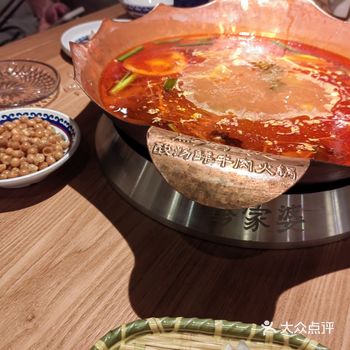 这家牛肉锅太绝了！汤底醇厚浓郁，牛骨熬得透亮