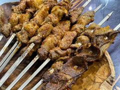 烤牛羊肉串-乡村馕坑肉·烧烤·新疆菜·本地人更爱吃(阿勒泰首店)