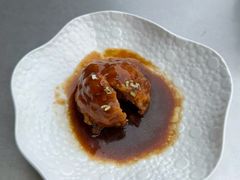 鸭蛋黄狮子头-梅飞酒家(名辉豪庭店)