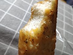 三色芝士蒜蓉法包-PAPER STONE BAKERY(天环店)