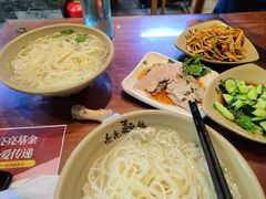 -亮亮面馆(经六路店)